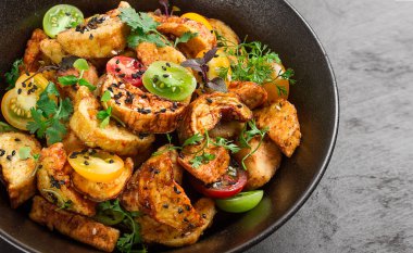 Salata, hamurda çıtır patlıcan, kiraz, susam tohumu, zeytinyağı, ev yapımı, insan yok.,