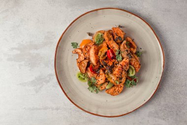 Salata, hamurda çıtır patlıcan, kiraz, susam tohumu, zeytinyağı, ev yapımı, insan yok.,