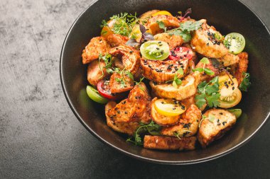 Salata, hamurda çıtır patlıcan, kiraz, susam tohumu, zeytinyağı, ev yapımı, insan yok.,