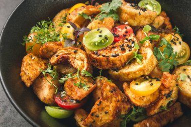 Salata, hamurda çıtır patlıcan, kiraz, susam tohumu, zeytinyağı, ev yapımı, insan yok.,