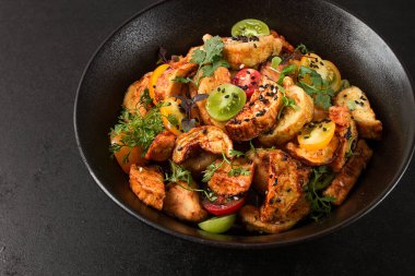 Salata, hamurda çıtır patlıcan, kiraz, susam tohumu, zeytinyağı, ev yapımı, insan yok.,