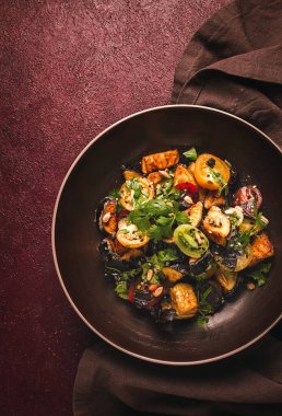 Sıcak salata, Saksuka, çıtır patlıcan, domates, baharat, otlar, susam tohumları, ayçekirdeği, Türk mutfağı, insan yok.,