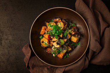 Sıcak salata, Saksuka, çıtır patlıcan, domates, baharat, otlar, susam tohumları, ayçekirdeği, Türk mutfağı, insan yok.,