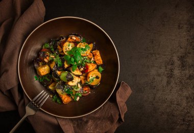 Sıcak salata, Saksuka, çıtır patlıcan, domates, baharat, otlar, susam tohumları, ayçekirdeği, Türk mutfağı, insan yok.,