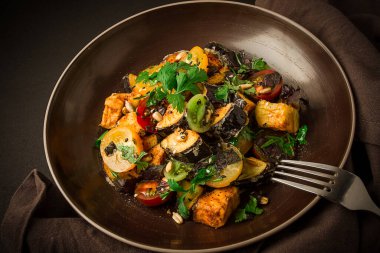 Sıcak salata, Saksuka, çıtır patlıcan, domates, baharat, otlar, susam tohumları, ayçekirdeği, Türk mutfağı, insan yok.,