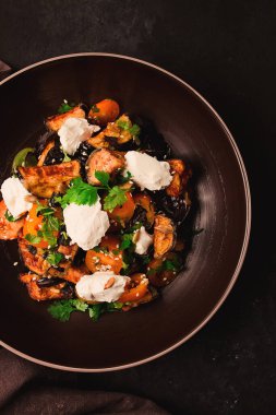 Çıtır patlıcanlı ve domatesli sıcak salata, süzme peynir, baharatlar, otlar, susam tohumları, ayçekirdeği, Gürcistan mutfağı, insan yok.,