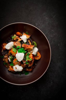 Çıtır patlıcanlı ve domatesli sıcak salata, süzme peynir, baharatlar, otlar, susam tohumları, ayçekirdeği, Gürcistan mutfağı, insan yok.,