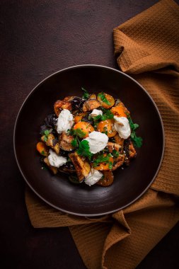 Çıtır patlıcanlı ve domatesli sıcak salata, süzme peynir, baharatlar, otlar, susam tohumları, ayçekirdeği, Gürcistan mutfağı, insan yok.,