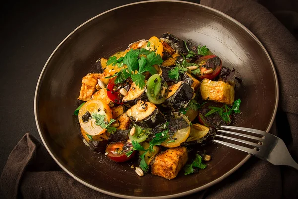 Sıcak salata, Saksuka, çıtır patlıcan, domates, baharat, otlar, susam tohumları, ayçekirdeği, Türk mutfağı, insan yok.,