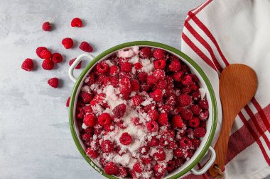 Taze ahududu, granüle şeker, reçel hazırlama, üst manzara, insan yok.,