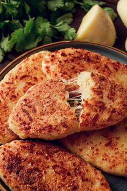 Chvishtari, mısır unlu tortilla peynirli, pastalı, Gürcü mutfağı, Mchadi, ev yapımı, üst manzara, ahşap bir masada, insan yok.,