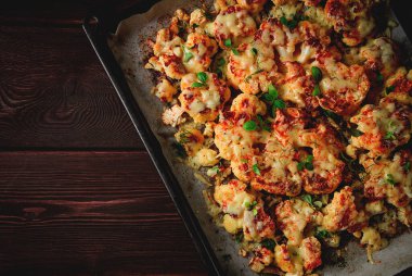 Biftek, karnabahar, peynirli, baharatlı, ev yapımı, ahşap bir masada, koyu arka planda, yakın plan, üst görüş, seçici odak, insan yok.,