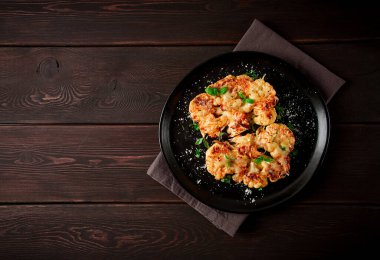 Biftek, karnabahar, peynirli, baharatlı, ev yapımı, ahşap bir masada, koyu arka planda, yakın plan, üst görüş, seçici odak, insan yok.,