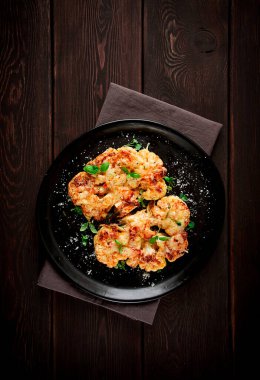 Biftek, karnabahar, peynirli, baharatlı, ev yapımı, ahşap bir masada, koyu arka planda, yakın plan, üst görüş, seçici odak, insan yok.,