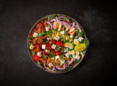 Cobb salatası, keto yemeği, üst manzara, insan yok, yakın plan.,