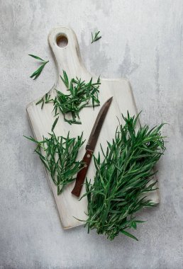 Taze tarhun, kesme tahtasında, dilimleme, ışık masasında, üst manzara, insan yok.,