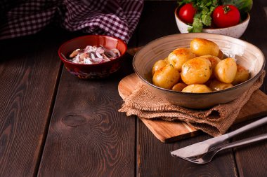 Taze pişmiş, taze patates, dereotlu, ahşap bir masada, seçici bir odak noktası. yakın çekim, tonlama, insan yok,