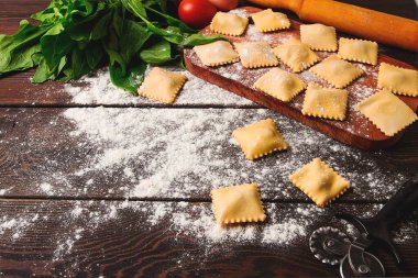 Peynirli Ravioli, ıspanaklı ve peynirli, malzemeli, ahşap bir masada, yatay, insan yok, seçici bir odak,