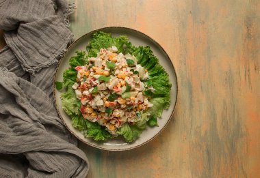 Konserve mısır salatası, yengeç çubukları, üst manzara, insan yok.,