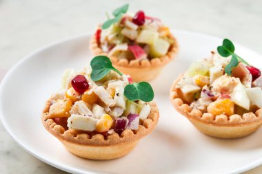 Salatalı kanepeler, yengeç saplı mısır, aperatif, porsiyonlu, yakın plan, insan yok.,