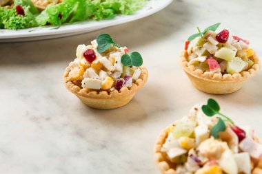 Salatalı kanepeler, yengeç saplı mısır, aperatif, porsiyonlu, yakın plan, insan yok.,