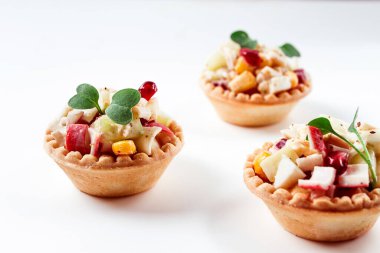 Salatalı kanepeler, yengeç saplı mısır, aperatif, porsiyonlu, yakın plan, insan yok.,