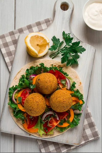 Tortillas Τυλιγμένο Falafel Μπάλες Φρέσκα Λαχανικά Χορτοφάγος Υγιεινά Τρόφιμα Ξύλινο — Φωτογραφία Αρχείου