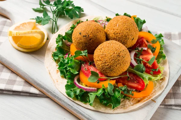 Tortillas Τυλιγμένο Falafel Μπάλες Φρέσκα Λαχανικά Χορτοφάγος Υγιεινά Τρόφιμα Ξύλινο — Φωτογραφία Αρχείου