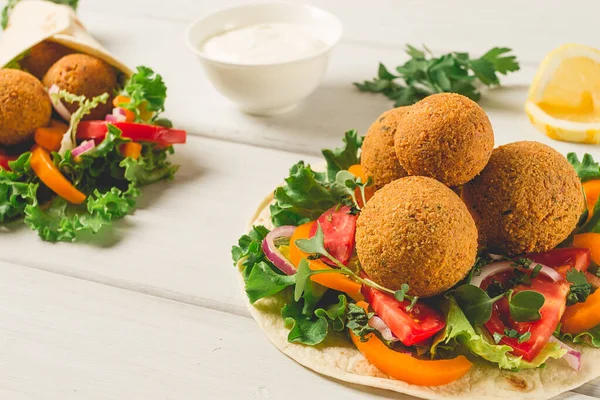 Tortillas Τυλιγμένο Falafel Μπάλες Φρέσκα Λαχανικά Χορτοφάγος Υγιεινά Τρόφιμα Ξύλινο — Φωτογραφία Αρχείου