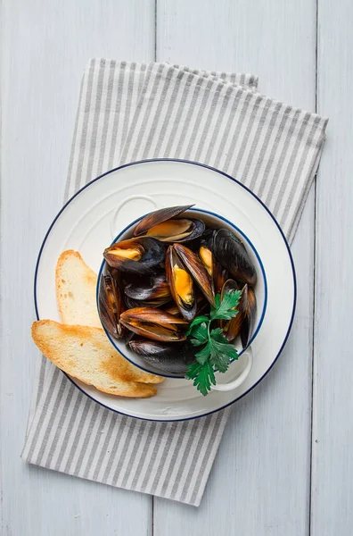 Φρέσκα Βραστά Μύδια Μαύρη Θάλασσα Λευκό Ψωμί Λευκό Ξύλινο Τραπέζι — Φωτογραφία Αρχείου