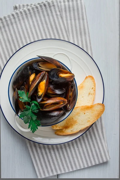 Φρέσκα Βραστά Μύδια Μαύρη Θάλασσα Λευκό Ψωμί Λευκό Ξύλινο Τραπέζι — Φωτογραφία Αρχείου