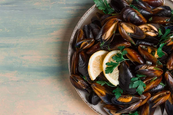 Fresh Boiled Mussels Black Sea Parsley Lemon People — Stockfoto