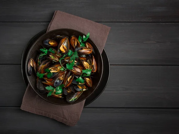 Fresh Boiled Mussels Black Sea Parsley Lemon Wooden Table People — Stockfoto