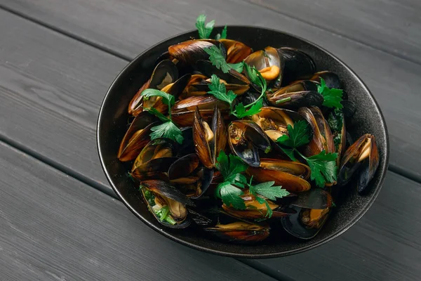 Fresh Boiled Mussels Black Sea Parsley Lemon Wooden Table People — Stock fotografie