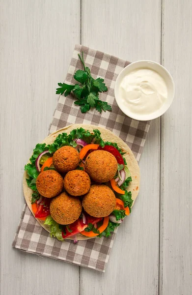 Tortillas Τυλιγμένο Falafel Μπάλες Φρέσκα Λαχανικά Χορτοφάγος Υγιεινά Τρόφιμα Ξύλινο — Φωτογραφία Αρχείου