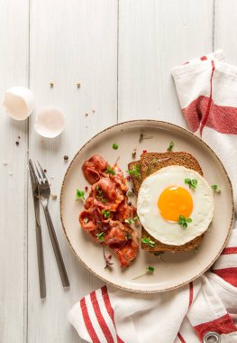 Kahvaltı, domuz pastırmalı sahanda yumurta, mikro yeşil, açık arka planda, insan yok, seçici odaklı.,