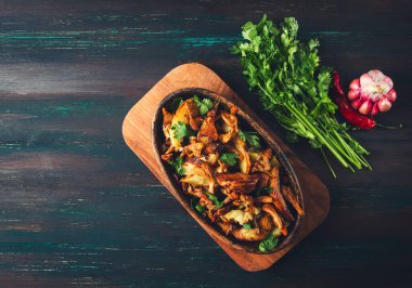 Kızarmış mantarlı chanterelles, kilden bir tavada, yakın çekim, üst görüş, seçici odaklanma,