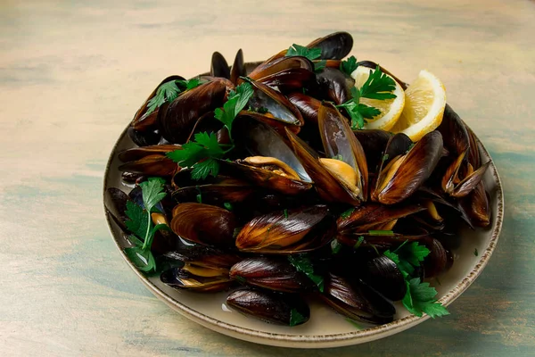 Fresh Boiled Mussels Black Sea Parsley Lemon People — Stockfoto