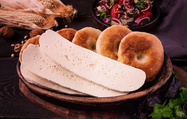 Мчади Кукурузные Лепешки Традиционное Грузинское Блюдо Кукурузный Хлеб Имеретинским Сыром — стоковое фото
