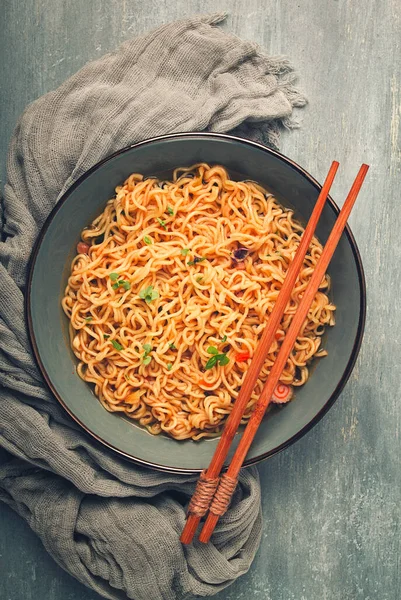 Instant Noodles Bowl Gray Table Top View People — Stock fotografie