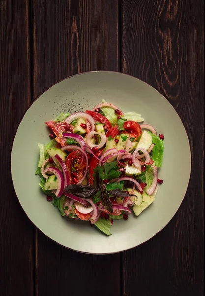 Georgian Vegetable Salad Tomatoes Cucumbers Red Onion Walnut Pomegranate Seeds — Foto Stock