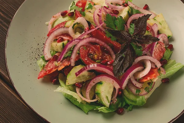 Georgian Vegetable Salad Tomatoes Cucumbers Red Onion Walnut Pomegranate Seeds — Stockfoto