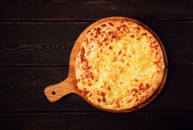 Imereti khachapuri, geleneksel Gürcü yemeği, peynirli düz ekmek, üst manzara, insan yok, kırsal,