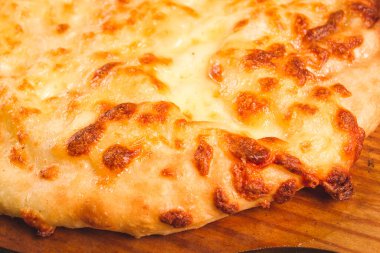 Imereti khachapuri, geleneksel Gürcü yemeği, peynirli düz ekmek, üst manzara, insan yok, kırsal,