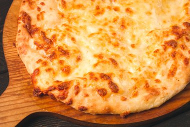 Imereti khachapuri, geleneksel Gürcü yemeği, peynirli düz ekmek, üst manzara, insan yok, kırsal,