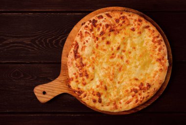 Imereti khachapuri, geleneksel Gürcü yemeği, peynirli düz ekmek, üst manzara, insan yok, kırsal,