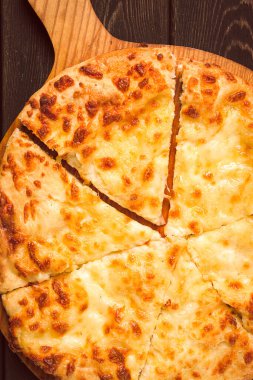 Imereti khachapuri, geleneksel Gürcü yemeği, peynirli düz ekmek, üst manzara, insan yok, kırsal,