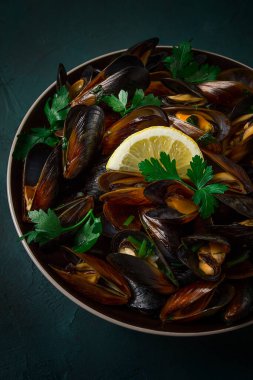 Taze, haşlanmış midye, Karadeniz, maydanozlu ve limonlu, insan yok, üst manzara