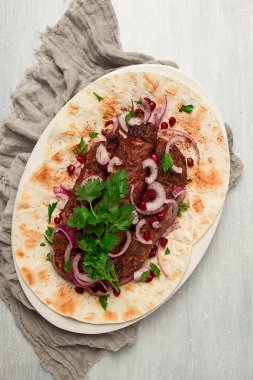 Lula kebap, lavaş, kırmızı soğan, nar ve sumac, üst manzara, yakın çekim, yatay, insan yok.,