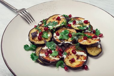 Kızarmış patlıcan, beyaz sos, nar tohumu, üst manzara, insan yok.,